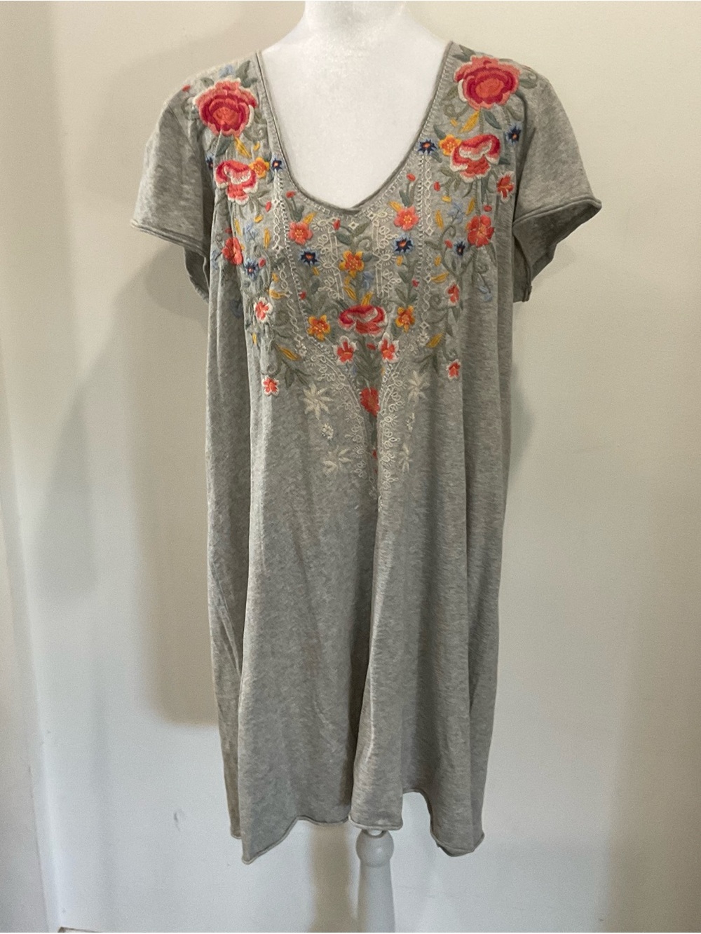 Johnny Was !00% Cotton Gray Midi Dress with Floral Embroidery sz Med